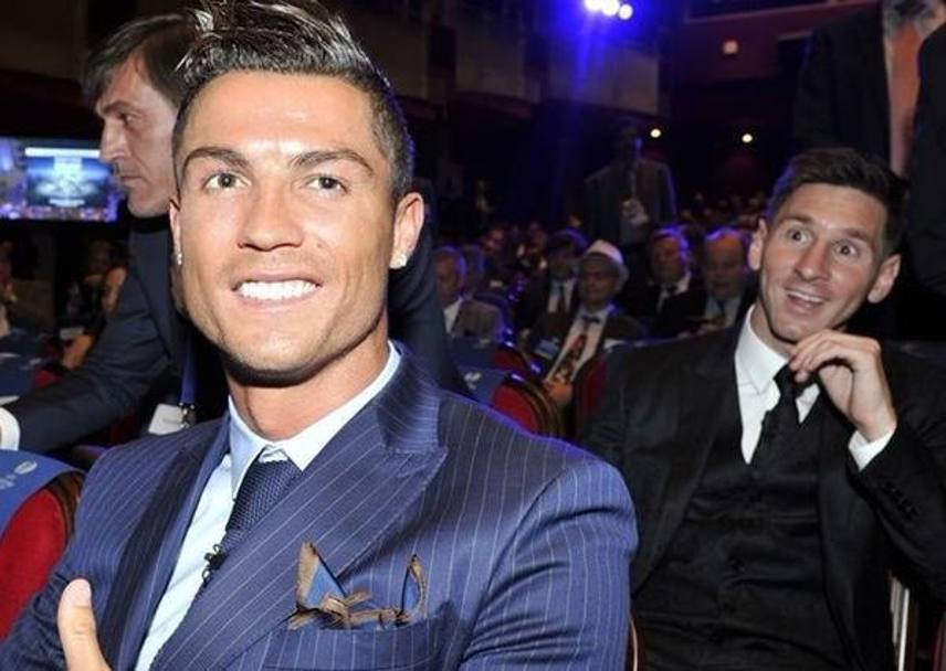 Messi, Ronaldo e la foto che fa impazzire il mondo: Leo se la ride dietro CR7. Twitter